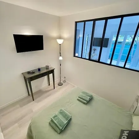 شقة T2, Proche Plage, Rez De Jardin, Piscine, Parking أنتيب